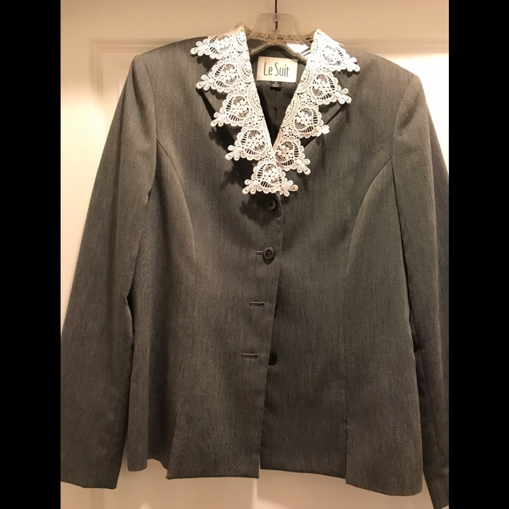 Ladies size 10 LE SUIT jacket fully lined gray w/ lace collar overlay. Like new